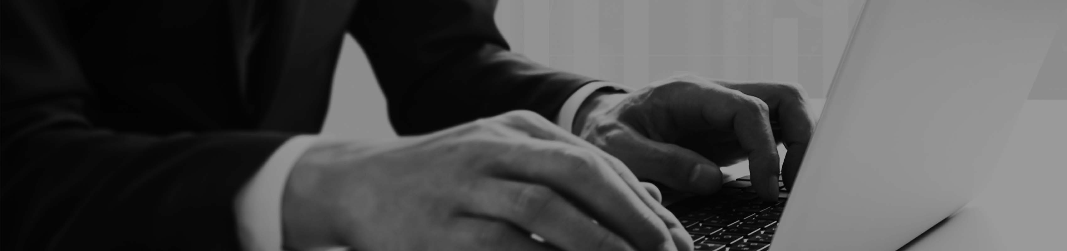 パソコンを操作している画像